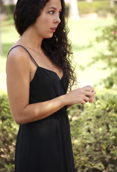 Belle femme dans un parc — Photo