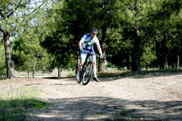 Rowerzysta na rower górski, wyścigi, podejmowaniu kariery w dziedzinie — Zdjęcie stockowe