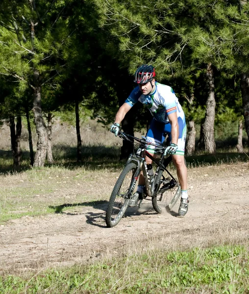 Ciclista en carreras de bicicleta de montaña haciendo una carrera en el campo —  Fotos de Stock