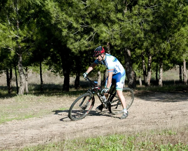 Cyklist på mountainbike racing att göra en karriär i fältet — Stockfoto