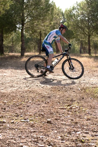 Ciclista en carreras de bicicleta de montaña haciendo una carrera en el campo —  Fotos de Stock