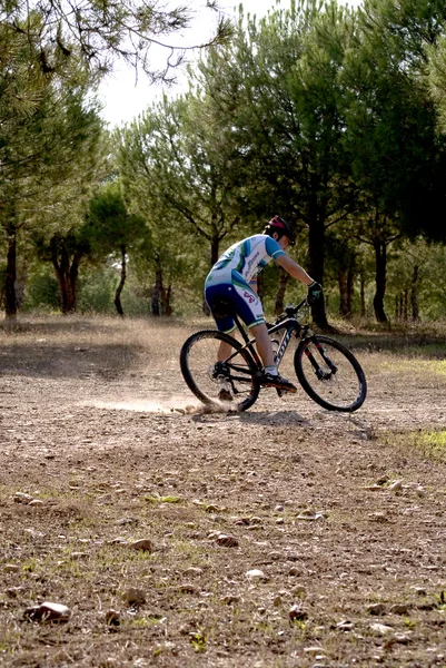 Ciclista en carreras de bicicleta de montaña haciendo una carrera en el campo —  Fotos de Stock