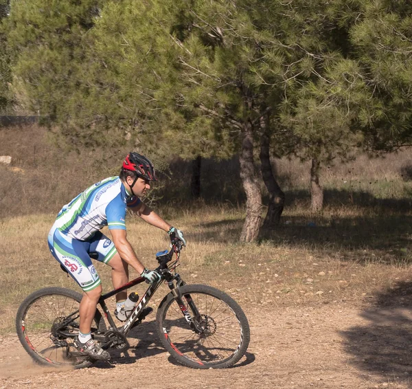 Ciclista en carreras de bicicleta de montaña haciendo una carrera en el campo — Foto de Stock