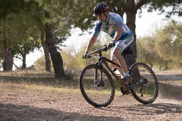 Radrennfahrer auf Mountainbike macht Karriere — Stockfoto