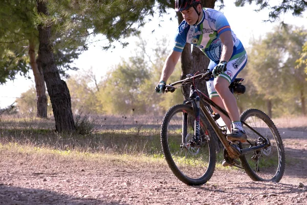 Cyklist på mountainbike racing att göra en karriär i fältet — Stockfoto