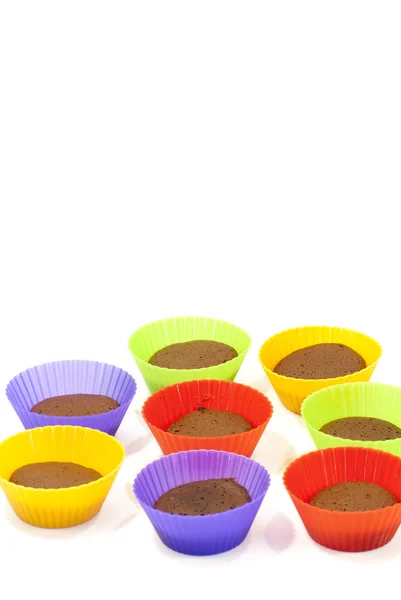 Muffins au chocolat dans des supports en silicone de nombreuses couleurs — Photo