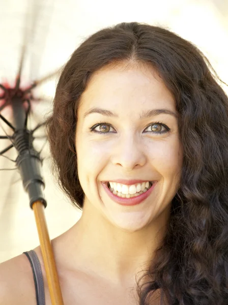 Mooie vrouw in een park met paraplu — Stockfoto