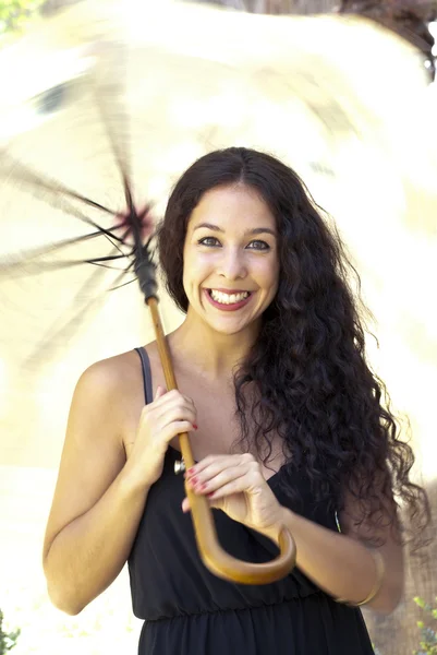 Mulher bonita em um parque com guarda-chuva — Fotografia de Stock