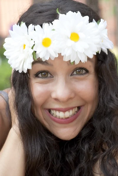 Hermosa mujer con una corona de flores blancas en su cabeza en un —  Fotos de Stock