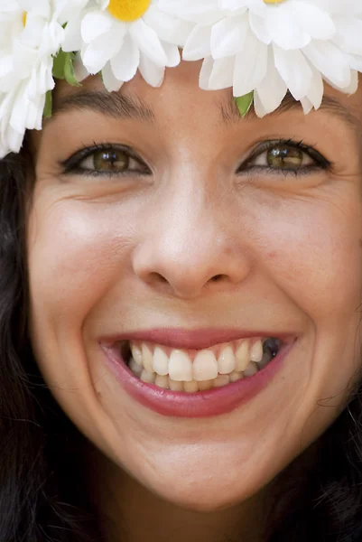 Ansikte av vacker kvinna med en krans av vita blommor — Stockfoto