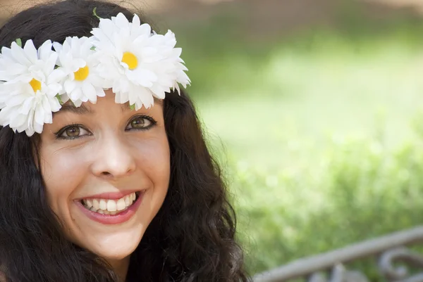 Mooie vrouw met een krans van witte bloemen op haar hoofd in een — Stockfoto