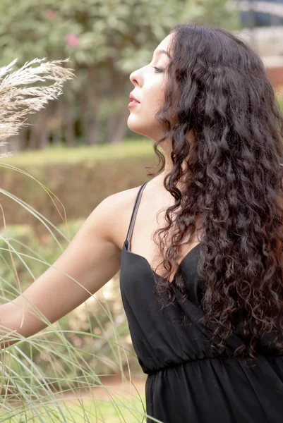 Mooie vrouw in een park — Stockfoto