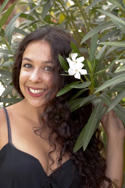 Mulher bonita em um parque — Fotografia de Stock