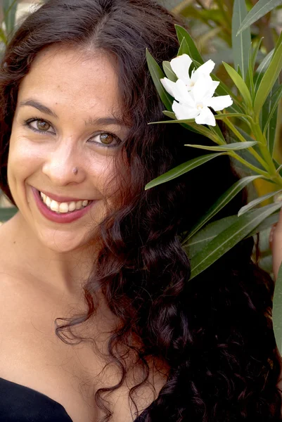 Mulher bonita em um parque — Fotografia de Stock