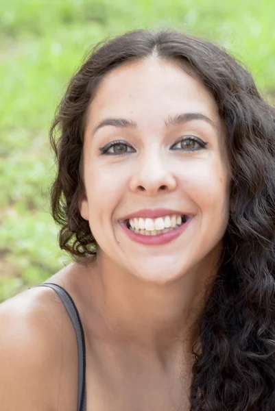 Hermosa mujer en un parque —  Fotos de Stock