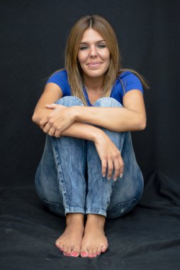 Güzel kadın kendini sarılma  