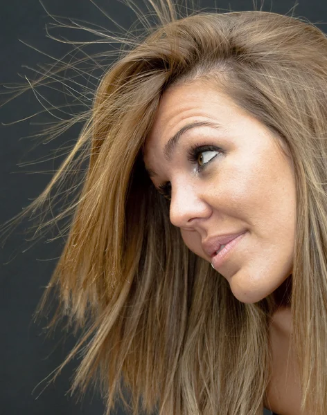 Hermosa mujer sacudiendo su cabello —  Fotos de Stock