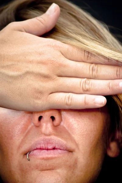 Mujer hermosa con una mano cubriendo su cara —  Fotos de Stock