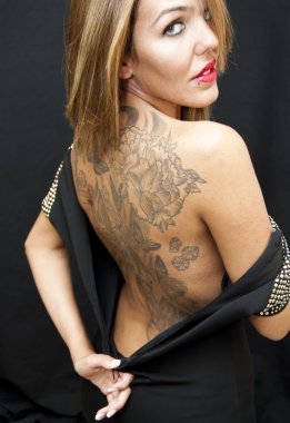 Güzel kadın döndü ve bu onun elbisesi unzipping