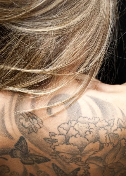 Woman tattooed back — Stock Photo, Image