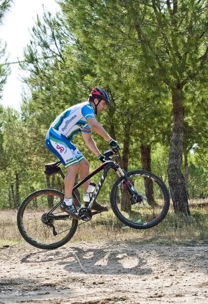 Ciclista en carreras de bicicleta de montaña haciendo una carrera en el campo —  Fotos de Stock