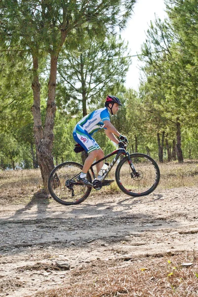 Ciclista en carreras de bicicleta de montaña haciendo una carrera en el campo —  Fotos de Stock