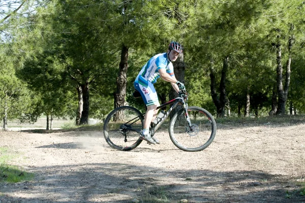 Ciclista en carreras de bicicleta de montaña haciendo una carrera en el campo — Foto de Stock
