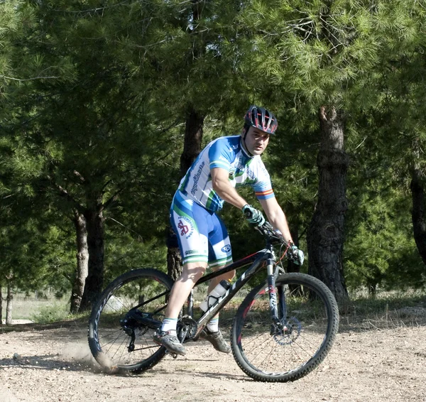 Ciclista en carreras de bicicleta de montaña haciendo una carrera en el campo —  Fotos de Stock