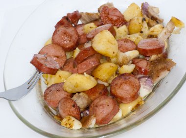 Adet sosis, patates, sarımsak ve etli bir pasta plaka