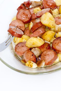 Adet sosis, patates, sarımsak ve etli bir pasta plaka