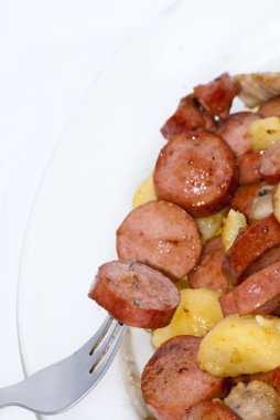 Adet sosis, patates, sarımsak ve etli bir pasta plaka
