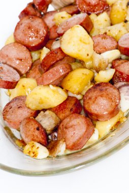 Plaka adet sosis, patates, sarımsak ve et