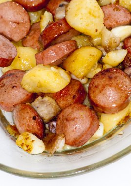 Plaka adet sosis, patates, sarımsak ve et