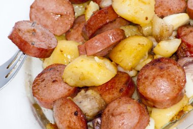 Adet sosis, patates, sarımsak ve etli bir pasta plaka