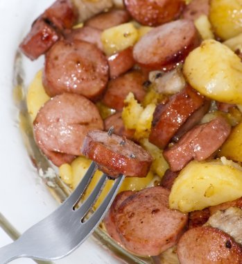 Adet sosis, patates, sarımsak ve etli bir pasta plaka