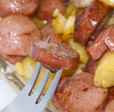 Adet sosis, patates, sarımsak ve etli bir pasta plaka