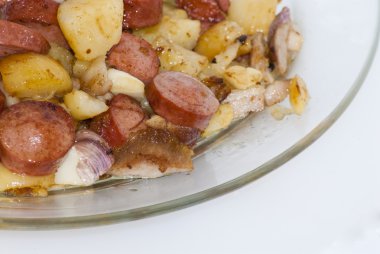 Plaka adet sosis, patates, sarımsak ve et