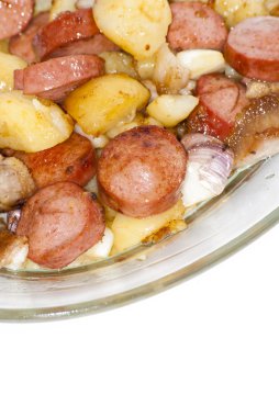 Plaka adet sosis, patates, sarımsak ve et