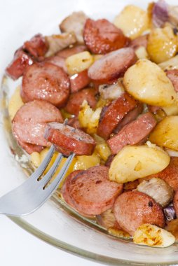 Adet sosis, patates, sarımsak ve etli bir pasta plaka