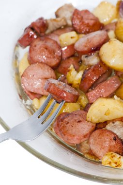 Adet sosis, patates, sarımsak ve etli bir pasta plaka