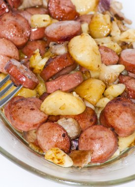 Adet sosis, patates, sarımsak ve etli bir pasta plaka