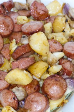 Plaka adet sosis, patates, sarımsak ve et