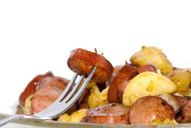 Adet sosis, patates, sarımsak ve etli bir pasta plaka