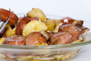 Adet sosis, patates, sarımsak ve etli bir pasta plaka