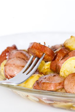 Adet sosis, patates, sarımsak ve etli bir pasta plaka