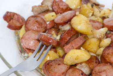 Adet sosis, patates, sarımsak ve etli bir pasta plaka