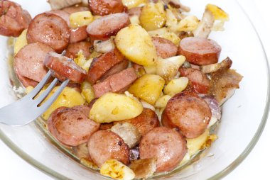 Adet sosis, patates, sarımsak ve etli bir pasta plaka