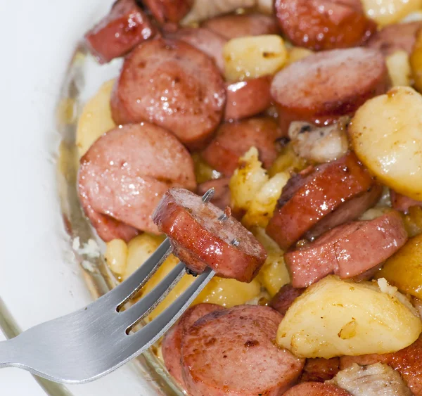 Adet sosis, patates, sarımsak ve etli bir pasta plaka
