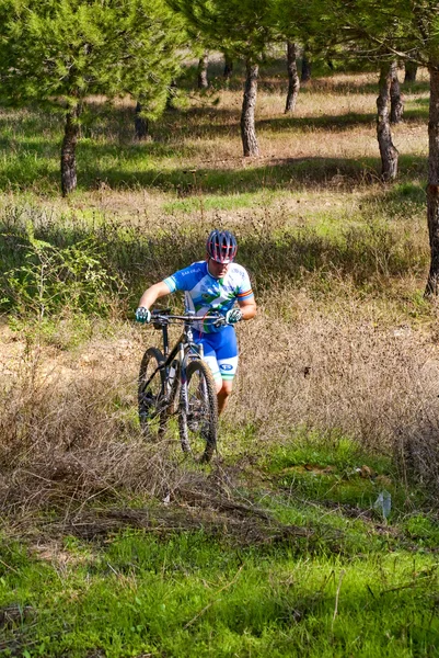 Ciclista en carreras de bicicleta de montaña haciendo una carrera en el campo — Foto de Stock