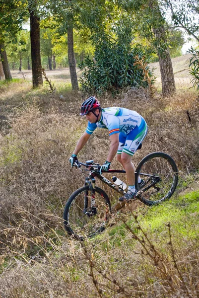 Ciclista en carreras de bicicleta de montaña haciendo una carrera en el campo —  Fotos de Stock